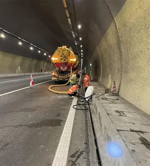 梅州隧道排水渠清淤